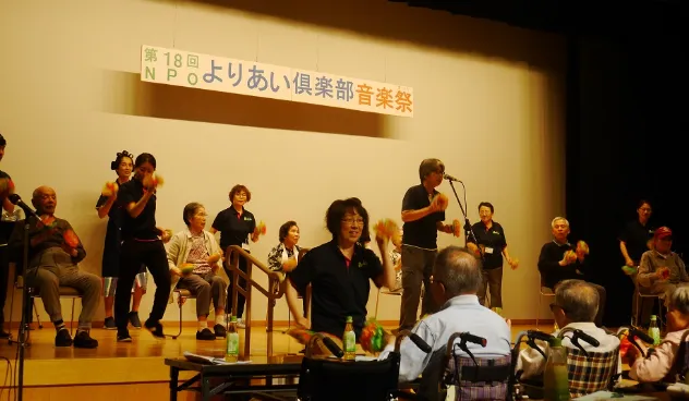 利用者の方と一緒に踊ります