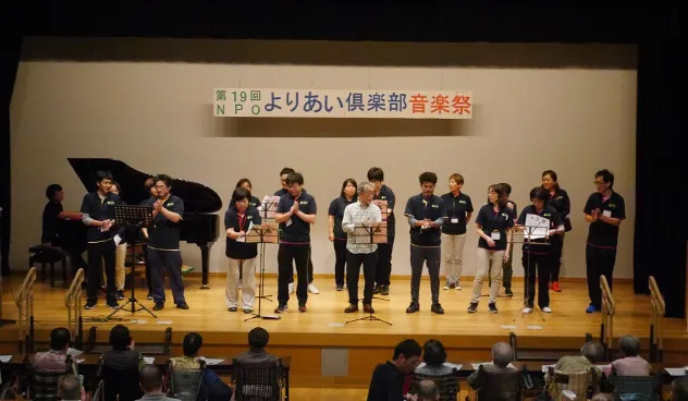 恒例のスタッフによる合唱